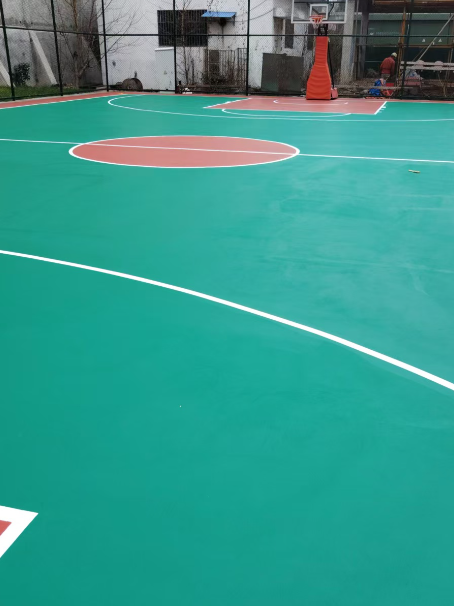 新密 球场长期使用易出现地面开裂